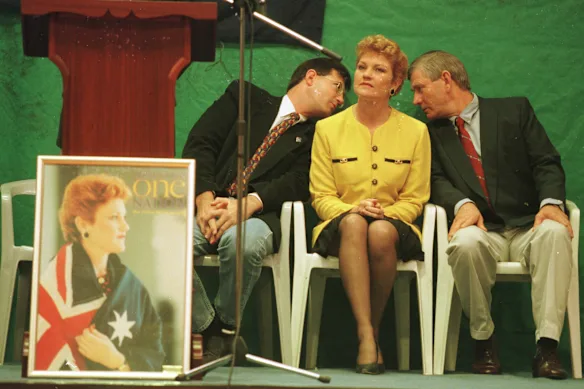 Pauline Hanson avec les cofondateurs de One Nation, David Oldfield (à gauche) et David Ettridge en 1998. Le partenariat s'est mal terminé.