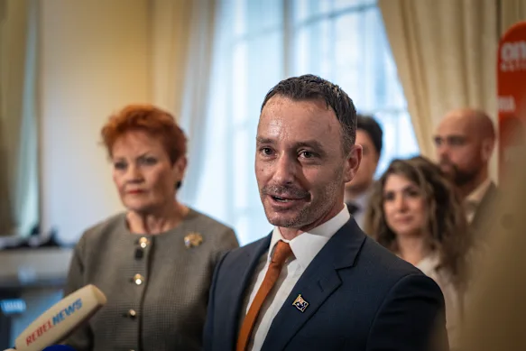Warren Pickering, leader de One Nation Victoria, avec Pauline Hanson lors d'une conférence de presse à Melbourne lundi.