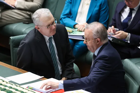Le ministre de l'Intérieur Tony Burke et le Premier ministre Anthony Albanese tentent de piloter un paquet politique controversé en matière de migration.