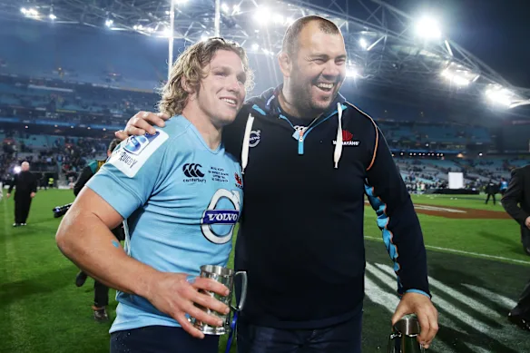 Michael Cheika et Michael Hooper célèbrent leur victoire contre les Crusaders lors de la finale du Super Rugby en 2014. Cheika pourrait-elle revenir à la tête de NSW ?