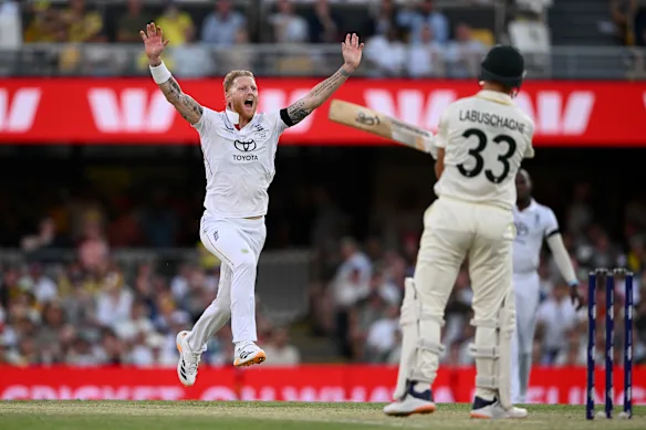 Ben Stokes célèbre le guichet de Labuschagne à Brisbane l'été dernier.