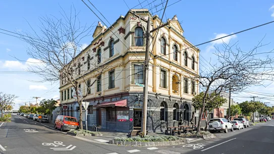 À vendre : le Royal Hotel au coin des rues Spensley et Berry, Clifton Hill.
