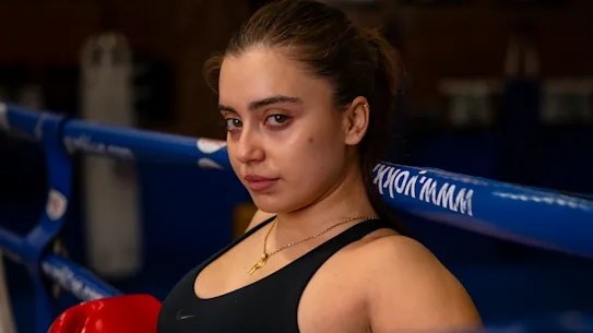 Kayla Olaya, journaliste du Sydney Morning Herald, s'entraîne au SRG Thai Boxing Gym.