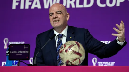 Le président de la FIFA, Gianni Infantino, tente de s'accrocher au pouvoir après son projet controversé de vendre ses participations dans la Coupe du monde.