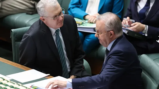 Le ministre de l'Intérieur Tony Burke et le Premier ministre tentent de mettre en place un programme politique controversé en matière de migration.