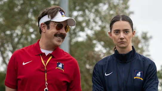 Jason Sudeikis dans le rôle de Ted et Tanya Reynolds, qui incarne le nouveau personnage d'Alice, dans la quatrième saison de Ted Lasso.