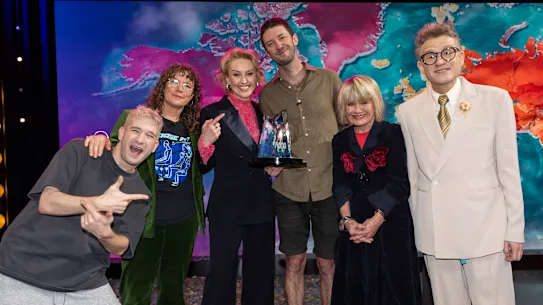Elliot Constable (au milieu), vainqueur de la course autour du monde, avec (de gauche à droite) le juge Danny Philippou, l'ancienne gagnante Olivia Rousett, l'hôte Zan Rowe, la juge Margaret Pomeranz et le juge et ancien concurrent John Safran.