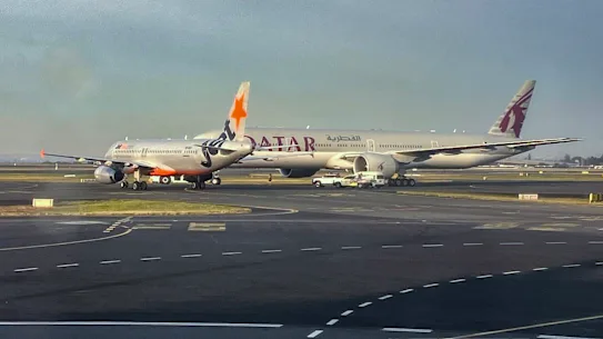 Un avion Jetstar et un avion de Qatar Airways sur la piste de l'aéroport de Sydney dimanche matin.