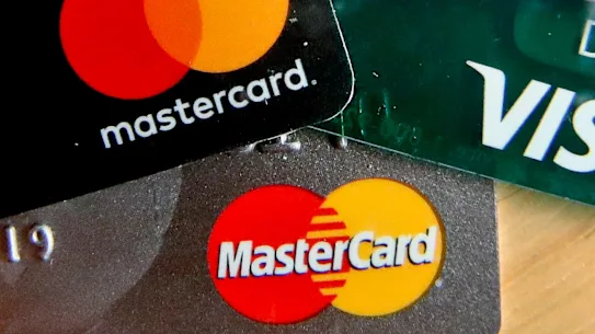 À partir du 1er octobre, il sera interdit aux entreprises d'ajouter un supplément lorsqu'elles acceptent des paiements par carte de crédit. 
