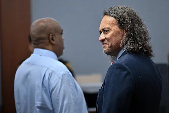 L'avocat Michael Sanft, à droite, au tribunal avec son client Duane Davis.