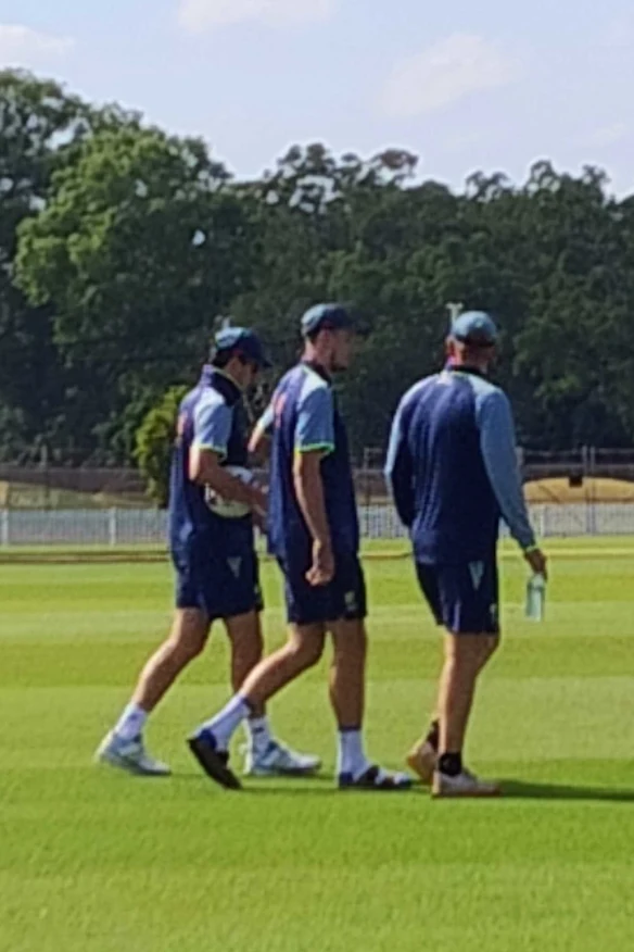 Le capitaine australien Pat Cummins, le polyvalent Cameron Green et l'entraîneur Andrew McDonald dans des conversations approfondies à Darwin alors que l'équipe se prépare pour le premier test contre le Bangladesh.