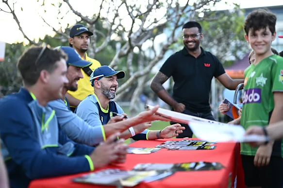 Spinner Nathan Lyon partage un rire avec les fans de cricket à Darwin avant le match test qui débute jeudi.