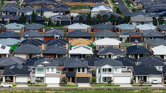 Les prix de l'immobilier sont en baisse dans les sièges marginaux du parti travailliste à Melbourne, mais les députés locaux affirment que la communauté soutient cette décision.