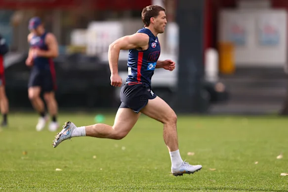 Viney s'étire à l'entraînement.