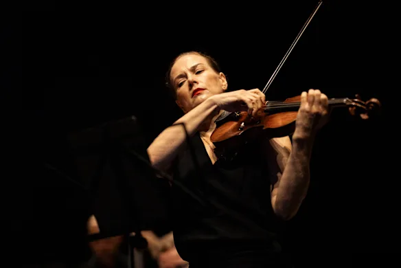 Satu Vanska, violon solo de l'ACO, est l'un des dédicataires de la nouvelle œuvre d'Adams. 