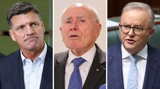 Le chef de l'opposition Angus Taylor, l'ancien premier ministre John Howard et le premier ministre Anthony Albanese.