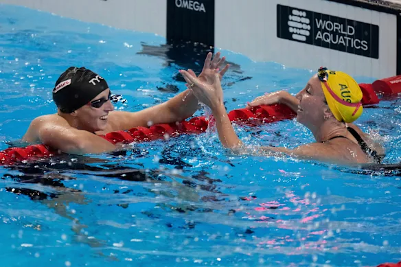 Katie Ledecky, à gauche, célèbre avec Lani Pallister après avoir remporté l'or au 800 m nage libre aux championnats du monde de l'année dernière.