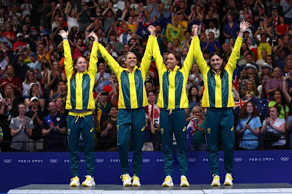 Les Australiennes (de gauche à droite) Mollie O'Callaghan, Shayna Jack, Emma McKeon et Meg Harris après avoir remporté l'or au relais à Paris 2024. 