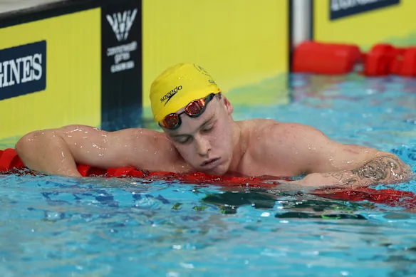 Épuisement pour Sam Short après avoir remporté le 1500 m nage libre masculin aux Jeux du Commonwealth.