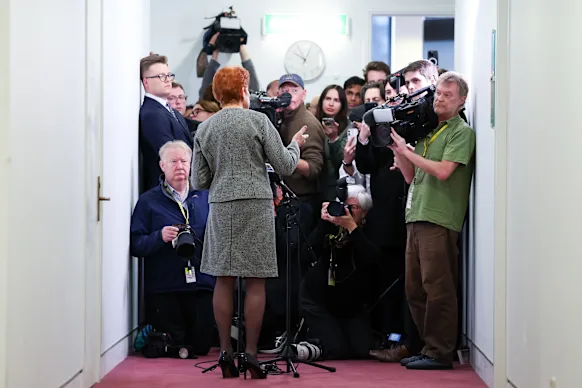 La dirigeante de One Nation, Pauline Hanson, s'est adressée aux médias mercredi avant de déposer son projet de loi au Sénat. 