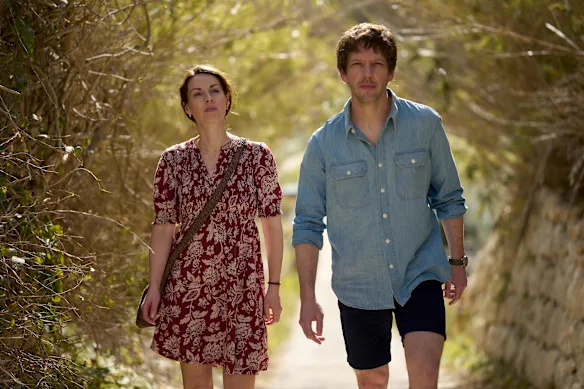 Jessica Raine et Damien Molony dans le rôle du mari et de la femme Zoe et Dan, pris dans une crise alors qu'ils sont en vacances en Grèce.