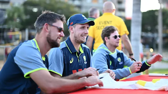 Cameron Green (au centre), polyvalent, signant des autographes pour les fans de cricket de Darwon, flanqué de Beau Webster (à gauche) et de Steve Smith.