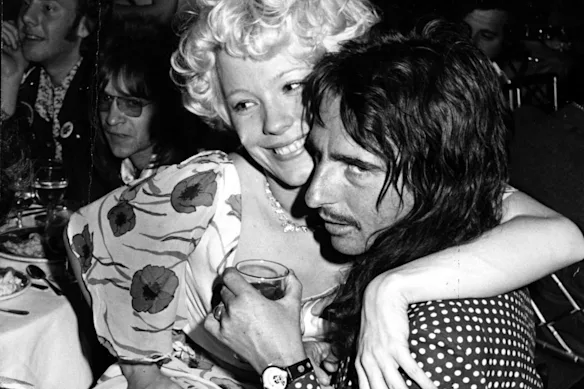 Pamela Des Barres avec Alice Cooper, vers 1970.
