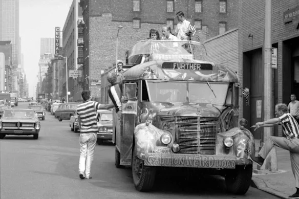 Les Merry Pranksters avec leur bus, Further, à New York en 1964.