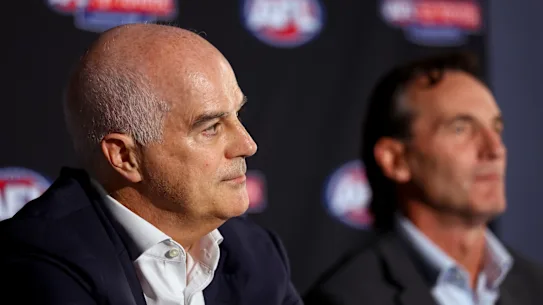 Le président de l'AFL, Craig Drummond (à gauche), avec le directeur général Andrew Dillon.