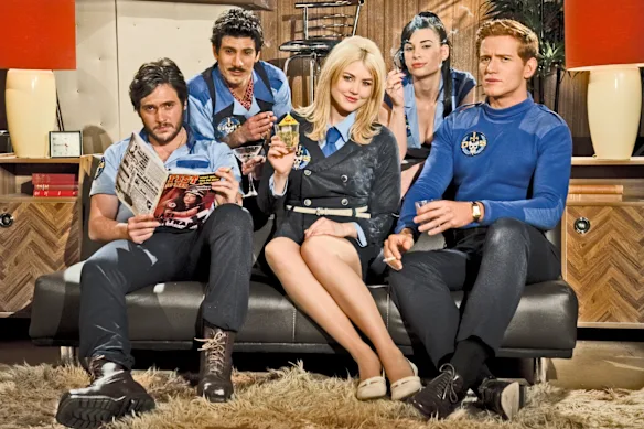 Ashby à gauche dans Danger 5.