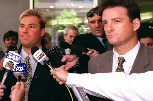 Les joueurs de cricket australiens Shane Warne et Mark Waugh ont été condamnés à une amende pour leur implication dans une affaire de paris en 1999. 