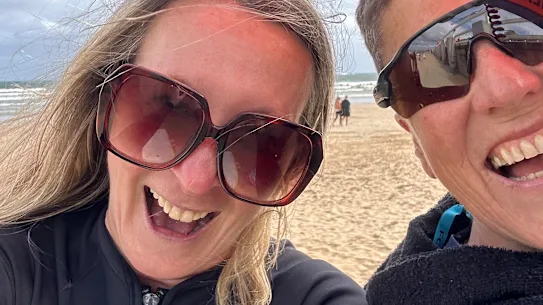 Kate Halfpenny, à gauche, avec sa voisine d'Ocean Grove et meilleure amie d'été Lisa.