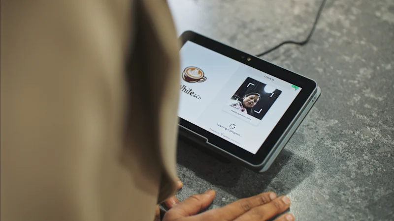 Paiements biométriques Verifone : comment fonctionnent les terminaux de reconnaissance faciale et palmaire et ce qu'ils signifient pour votre vie privée