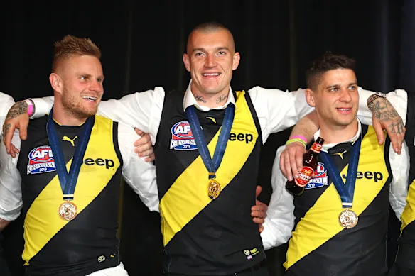 Dion Prestia (à droite) avec Brandon Ellis et Dustin Martin après leur victoire au poste de Premier ministre en 2019.
