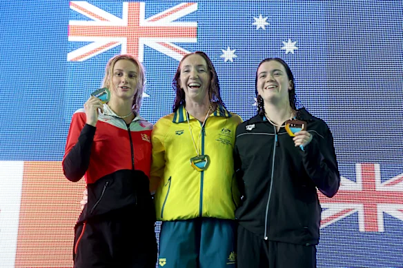 Summer McIntosh, Lani Pallister et Erika Fairweather après la finale du 200 m nage libre.