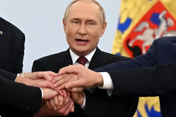 Le président ukrainien Volodymyr Zelensky tente de ramener la guerre chez lui pour un plus grand nombre de Russes, espérant que le mécontentement et les désagréments croissants au sein de la société russe augmenteront la pression sur le président Vladimir Poutine pour qu'il mette fin à la guerre.