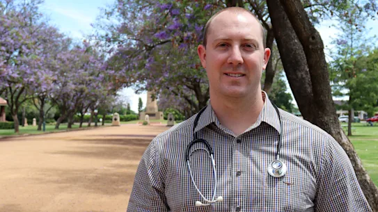 Liam Morrissey, diplômé en médecine, a eu l'idée de devenir médecin après l'expérience de sa famille en matière de santé rurale. 