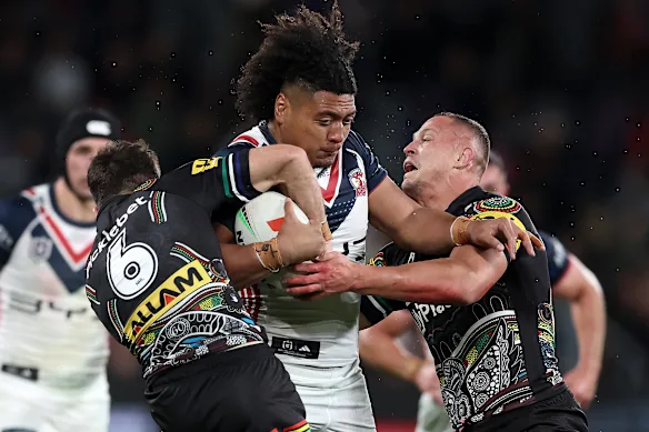 Naufahu Whyte, accessoire des coqs, lance une charge généralement forte.