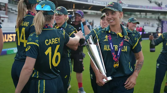 Ash Gardner avec le trophée chez Lord's.
