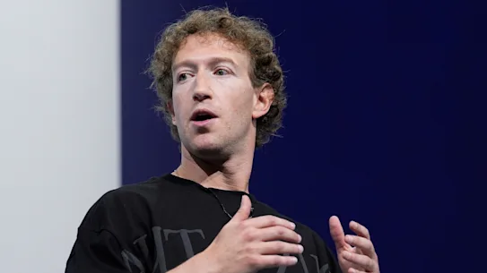 « Plutôt que de centraliser la superintelligence, nous devrions la diffuser largement et donner à chacun la possibilité de la diriger » : Mark Zuckerberg, chef du Meta.