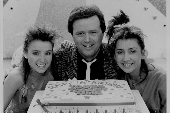 Young avec Dannii Minogue (à gauche) et Lorena Novoa en 1987. 