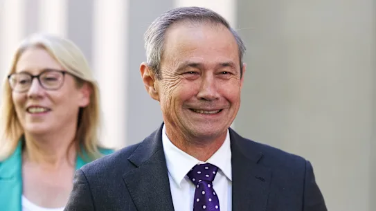 Le Premier ministre d'Australie occidentale, Roger Cook, et Rita Saffioti à Canberra, satisfaits d'un système de TPS qui rapporte à WA 6 milliards de dollars supplémentaires par an.