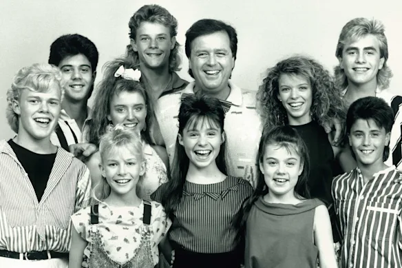 Johnny Young avec les interprètes de Young Talent Time : Greg Poynton, Rikki Arnott, Juanita Coco, Courtney Compagnino, Joey Dee. Vince Del Tito, Dannii Minogue, Natalie Miller, Mark Stevens et Beven Addinsall. 
