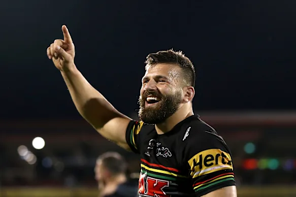 Sauce d'irritation : l'ancien Panther Josh Mansour travaillait comme annonceur au sol au CommBank Stadium.
