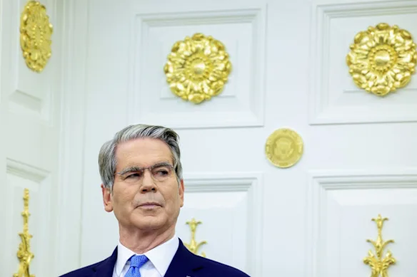 Le secrétaire au Trésor, Scott Bessent, a tenté de contenir la montée en flèche du coût des intérêts de la dette nationale américaine en concentrant toujours plus d'emprunts sur les effets à court terme.