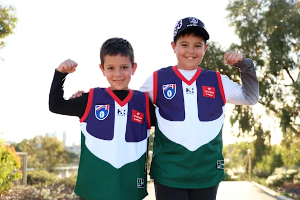 Certains jeunes fans de Freo portent des pulls rétro.