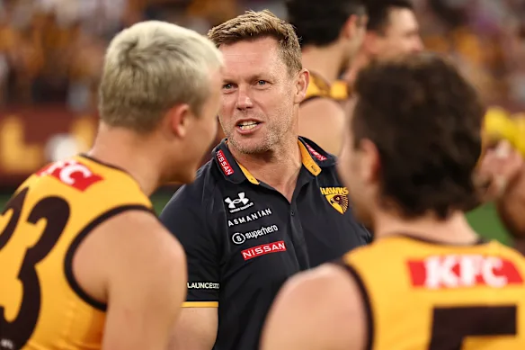 L'entraîneur de Hawthorn, Sam Mitchell, s'adressant à Ginnivan et à son coéquipier vedette Nick Watson.