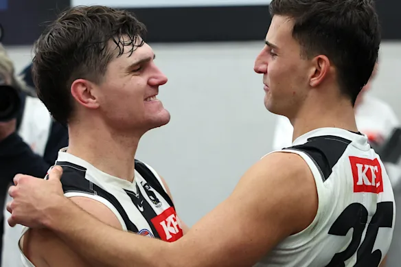Schultz (à gauche) est un rouage clé de la machine Magpie sous Craig McRae et aux côtés du joueur superstar Nick Daicos (à droite).
