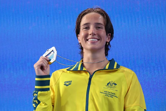 Jenna Forrester célèbre sa médaille d'argent au 400 m quatre nages individuel. 
