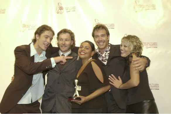 Deborah Mailman avec ses co-stars de The Secret Life of Us (de gauche à droite) Samuel Johnson, Joel Edgerton, Spencer McLaren et Abi Tucker aux Logie Awards 2002, au cours desquels Mailman a remporté le prix de l'actrice la plus remarquable dans une série dramatique. 